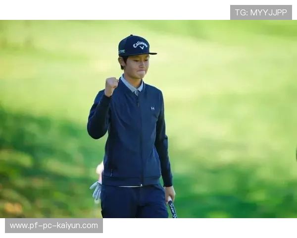 中国高尔夫球员许赢夺得女子中巡个人第三冠，许亚军高尔夫