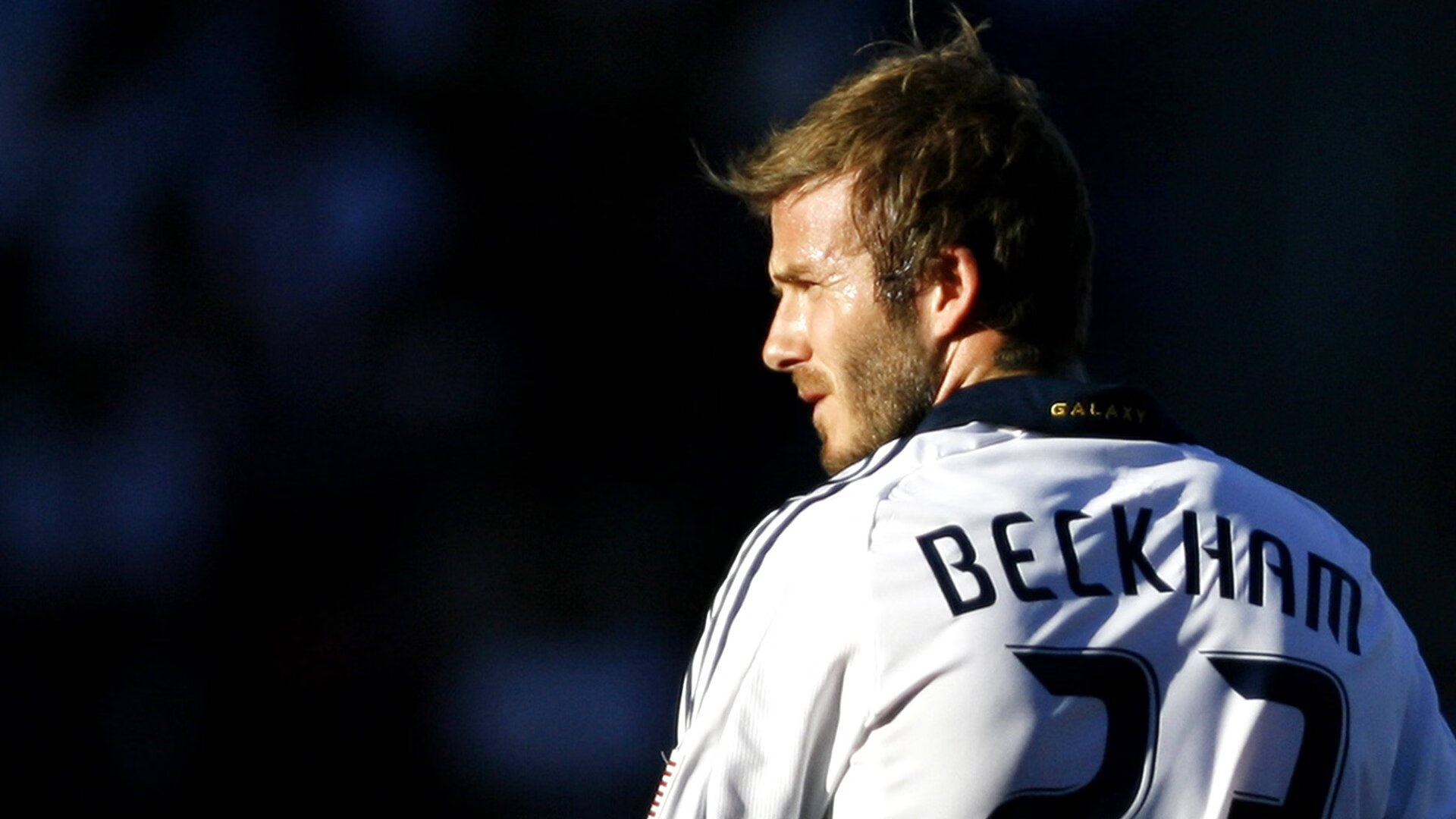 外教沟通能力不足影响队内氛围，与外界沟通能力欠缺